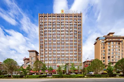 SUPER 8 HOTEL PREMIER Отели рядом с достопримечательностью «Южная остановка пассажирского транспорта в Чжэцзе»