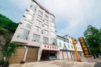 Luoping Ruihan Theme Hotel Hotels near Jiangsuotian Railway Station