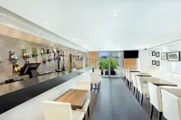 Harbour Plaza 8 Degrees - bar