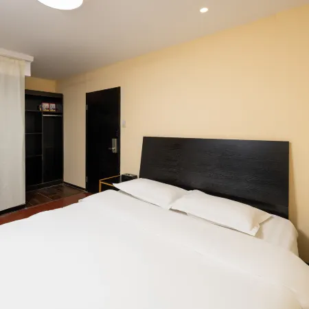 Spring Time Hotel(Beijing Wangfujing Branch ) Отели рядом с достопримечательностью «Станция метро Dongsi»