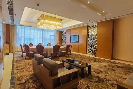 the Peninsula Hotel Отели в г. Вэйюань