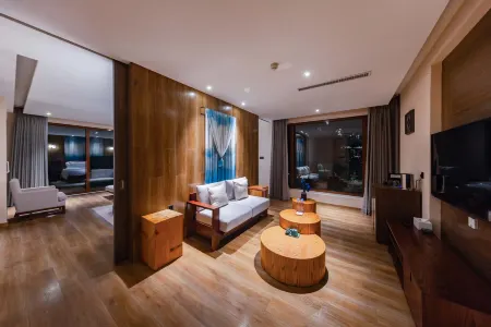 the Lishan Bright Moon Hotel