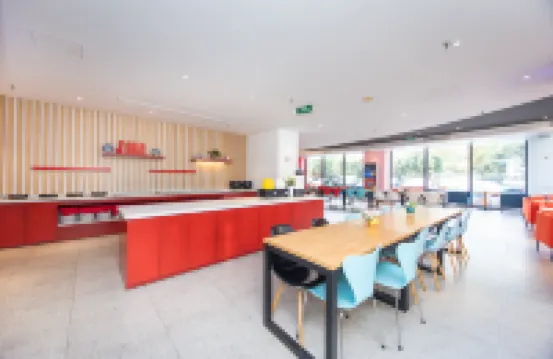 Ibis Hotel (Shanghai New International Expo Center FangDian Road Subway Station)