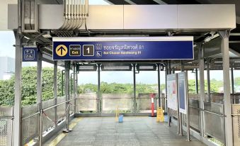 The Riski Hotel at Bangphlat Station