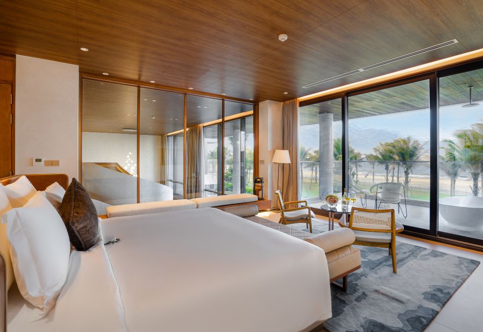 더 파이브 빌라의 여유로운 해변 풍경