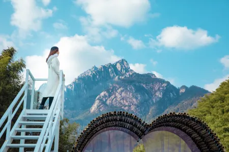 Yun Mushan B&B (Huangshan Scenic Area Tangkou South Gate Branch) Отели рядом с достопримечательностью «The Guest-Greeting Pine»