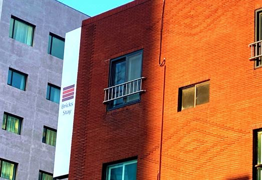 브릭스 스테이 모던한 외관 또는 객실