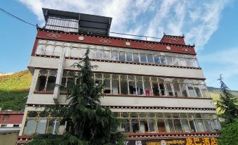 Deqin Kangba Business Hotel