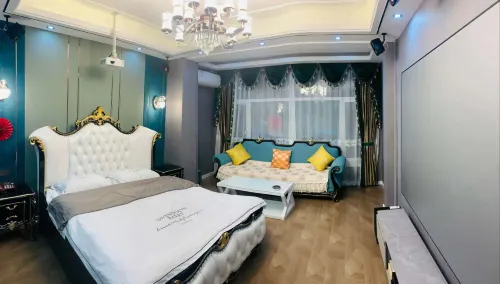 Locomotive Movie Theme Hotel - balcony