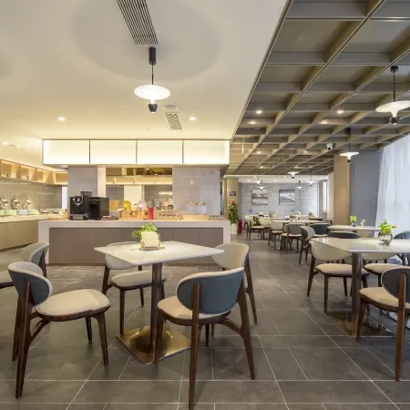 Atour Hotel Отели рядом с достопримечательностью «Рынок торговли аквариумами и пищевыми продуктами в Цзясин»