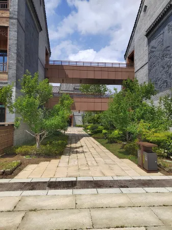 Rizhao Taoxuan Style Water Town Hotel Отели рядом с достопримечательностью «Liujiawan Beachcombing Park· Rizhao»