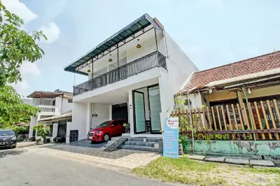 Super OYO 92433 Sirih Gading Family Guest House Hotels in Gandekan