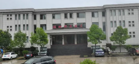 Yongxin Fengshuping Grand Hotel Отели рядом с достопримечательностью «Mao Zedong Former Residence (Northwest to Sanwan Travel Shopping Center)»