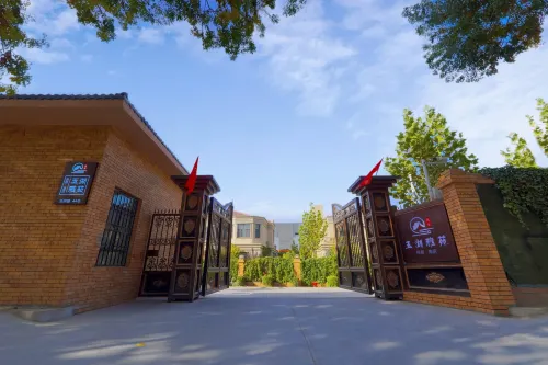 Hotian Yuhu Yayuan Homestay