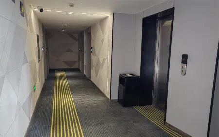 7Days Inn Hotel (Qujing Luliang Totem Center North Gate Street) Отели рядом с достопримечательностью «Lu Liang Central Yunnan Health City Tongle Park»