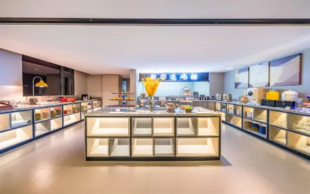 Homeinn Selected Hotel (Zhaotong Zhenxiong Yilian International Trade City) Отели рядом с достопримечательностью «Chishuiyuan Square»