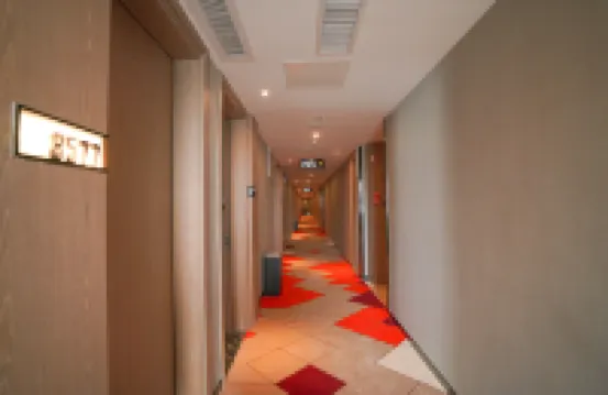 柏曼酒店（中山古鎮華藝廣場輕軌站店）