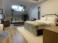 锦江都城酒店(上海金山嘴渔村店) - 海纳百川