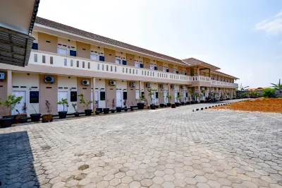 RedDoorz at Putri Syariah Brebes Các khách sạn ở Kedawung
