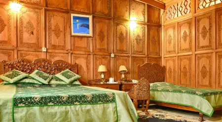 De-Laila Houseboats by Sterling