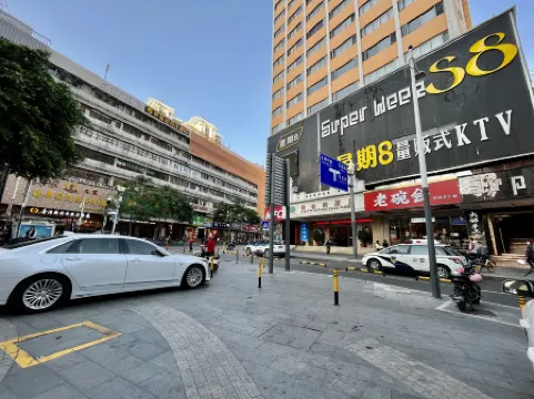 Fenghuang Impression Apartment (Shenzhen Huangbeiling Metro Station)