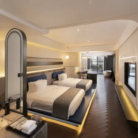 Nanning Leshell Waterside Hotel（Wanxiang City Fangte ASEAN God Painting Shop)