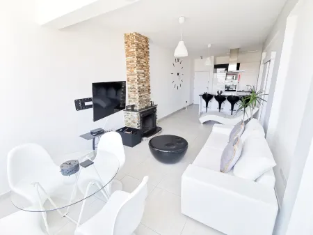 Mackenzie Seaview Paradise Отели рядом с достопримечательностью «Beach»