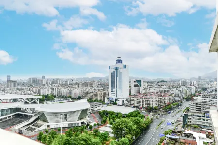 Shanshui Trends Hotel（Zhaoqing Sports CenterSeven Star Crags Scenic Area Branch） Отели рядом с достопримечательностью «Qixingyan Archway Square»