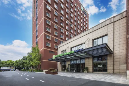 Holiday Inn Express Shanghai New Jinqiao Отели рядом с достопримечательностью «ChaoYnnAn Buddhist Nunnery»