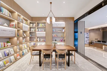 HanTing Premium Hotel (Hongtong Dahuaishu Culture Square) Отели рядом с достопримечательностью «Hongtong Central Square»