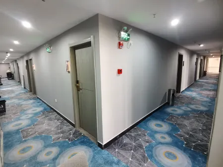 7+1 City Hotel (Wuhan Huazhong University of Science and Technology Optics Valley Plaza) Отели рядом с достопримечательностью «Wuhan University of Engineering, College of Posts, Telecommunications and Information Engineering (Academy of Posts and Sciences Branch)»