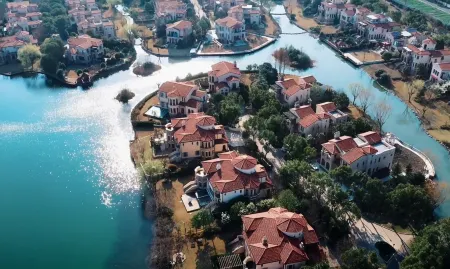 Hi Time Holiday Villa (Shanghai Lushan Tianma Golf Store) Отели рядом с достопримечательностью «Sanyuan Palace (in Guangfulin Site)»