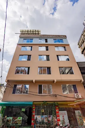 CHENGFU HOTEL RESTAURANT PVT.LTD. Отели рядом с достопримечательностью «Trailokya Mohan Narayan Temple»