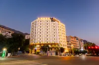 YUCHENG  HOTEL Отели рядом с достопримечательностью «Чжэнцзян Бай Пич сельский пассажирский автобус»