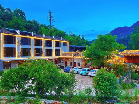 Tiantangzhai Laozhujia Farmhouse Inn Отели рядом с достопримечательностью «Baima Canyon»