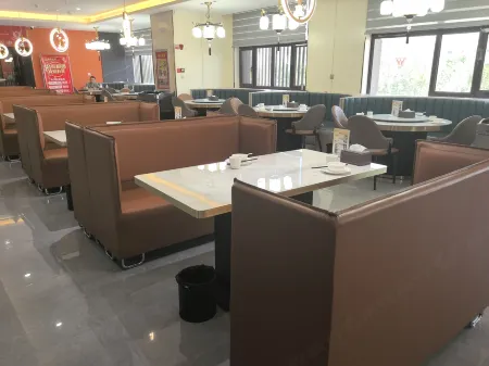 Gumo Meilun Hotel (Akesu Airport) Отели рядом с достопримечательностью «Xinjiang Institute of Technology»