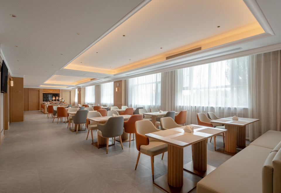 Vienna Hotel의 외관 및 입구