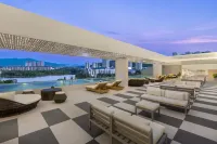Holiday Inn Mile - Rooftop Pools