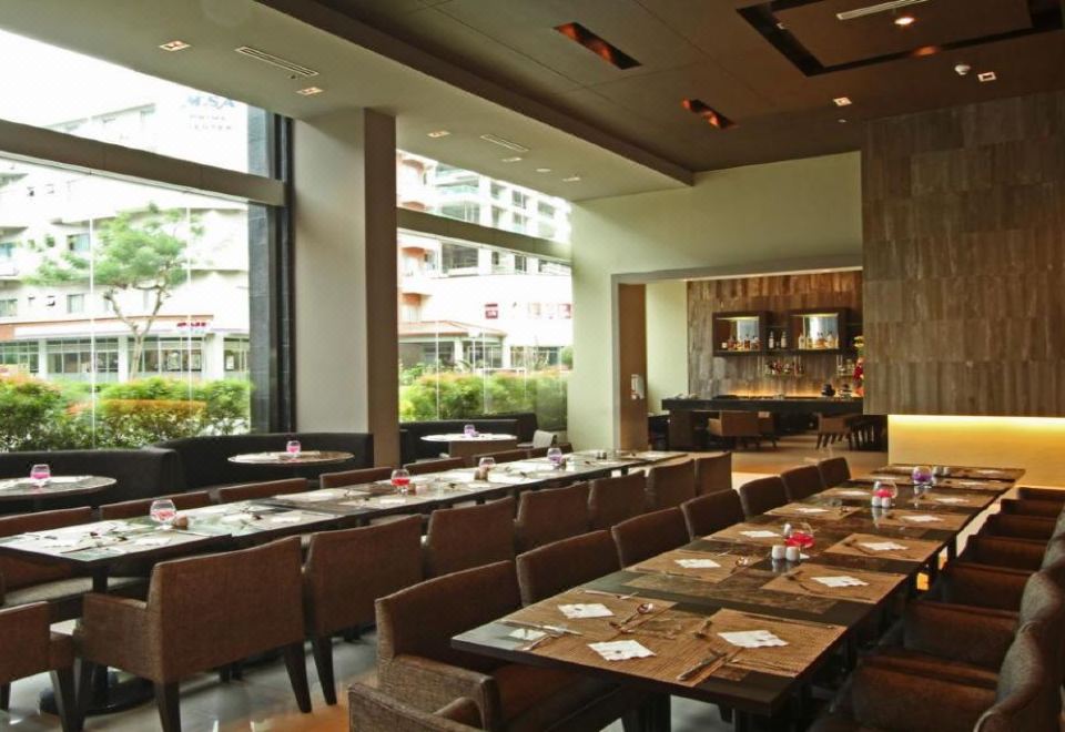 2. B Hotel ..