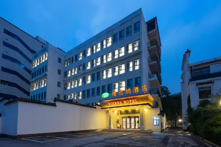 Vienna Hotel (Wuhan Guobo Jiangang subway station store) Отели рядом с достопримечательностью «Wuhan University of Science and Technology Department of Physical Education (Maojiawan)»