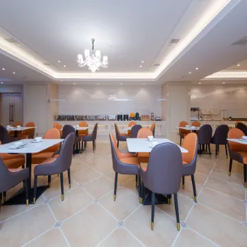 Vienna International Hotel(WuhanOpticsValleySquare-South-CentralUniversity for NationalitiesBranch) Отели рядом с достопримечательностью «Южный Китайский национальный университет-Северный 2-й ворота»