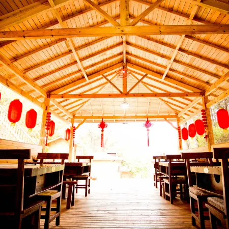 Wuling Mountain's Shouyuzirangjingba Guesthouse