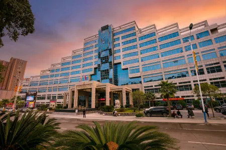 Dragon Hotel and Resorts Отели в г. Пэнцзе