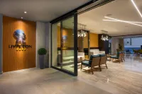 Hyperion City Hotel Hotel dekat Io Tours