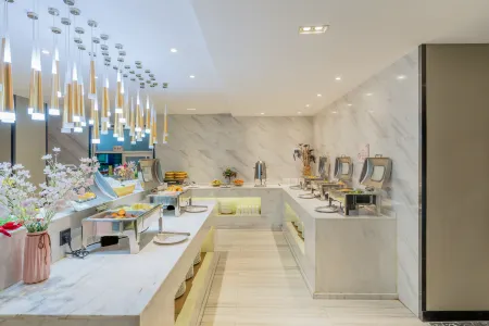 Rezen Select Hotel (Kaili City  Center Wanda Plaza) Отели рядом со станцией Kaili Railway Station