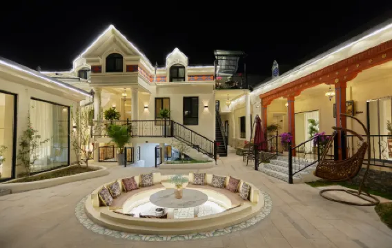 Yining Huatian Bieyuan Homestay (Liuxing Street Scenic Area)