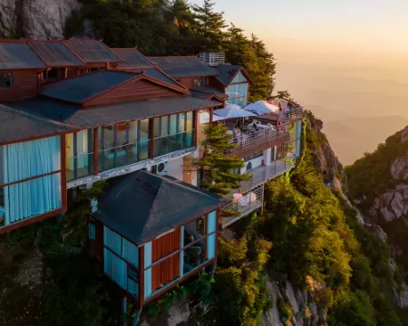 Laojunshan Zhenyun Cliff View B&B Hotels in Luanchuan