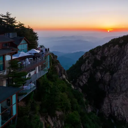 Laojunshan Zhenyun Cliff View B&B
