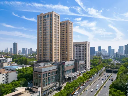Vienna International - Wuhan University of Technology Jiedaokou Metro Station Hotel Отели рядом с достопримечательностью «Hubei Software Talent and Technical Institute»