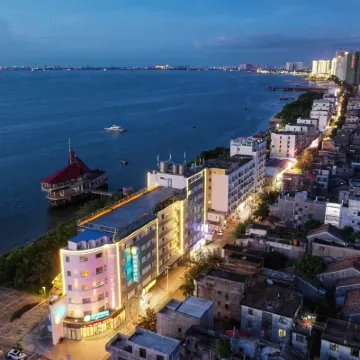 Beihai Yihai Qingcheng Seaview Hotel (Old Street Underwater World Shop) Hotels near Beihai Old Street